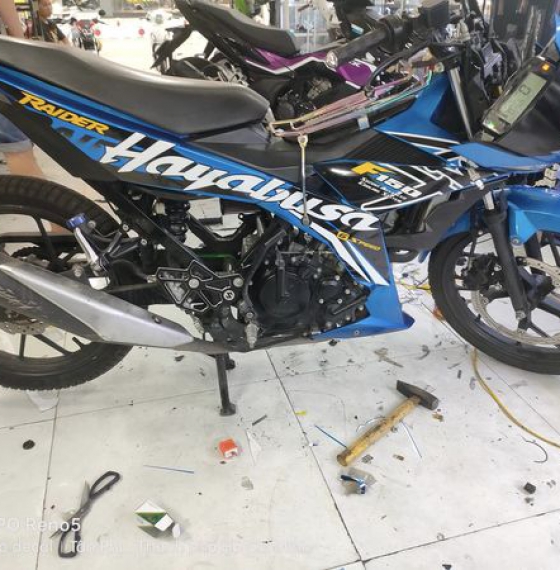 tem trùm satria xanh trắng