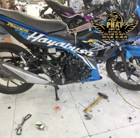 tem trùm satria xanh trắng